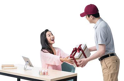 《守望先锋》六周年精彩合辑第一弹上线 免费送黄金补给